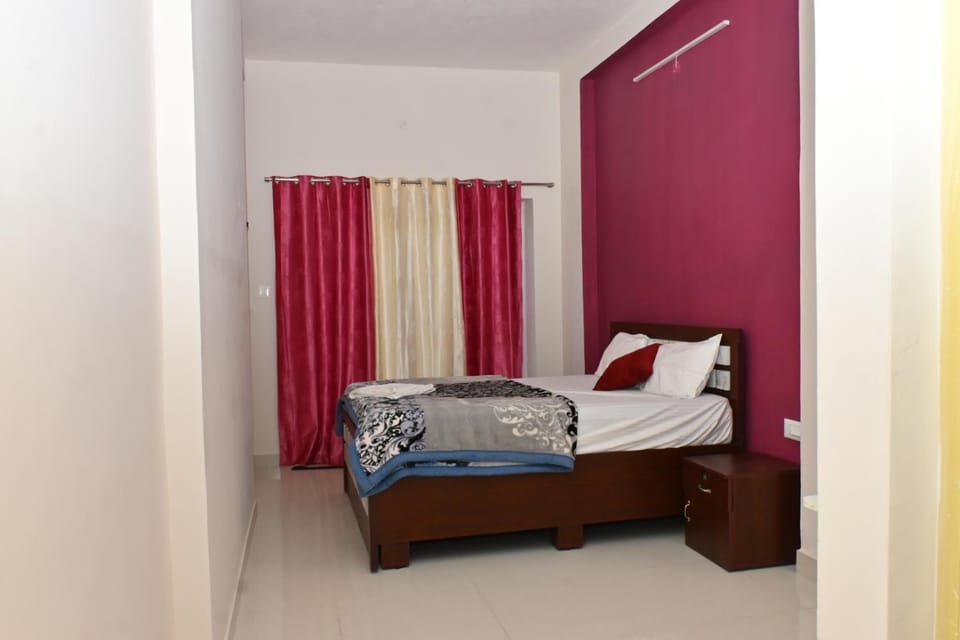 Bed, TV and multimedia, Bedroom