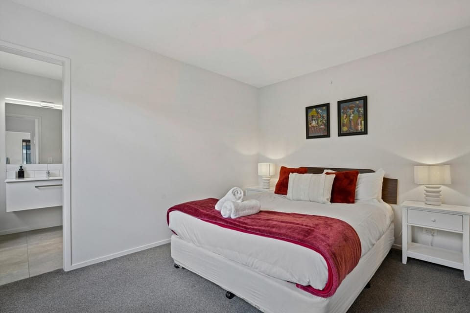 Private Studio in Sunny Suburbs Bed and Breakfast in Queenstown