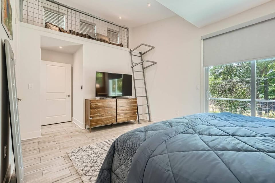 Central Austin Pet Friendly Compound w/Lap Pool House in Austin