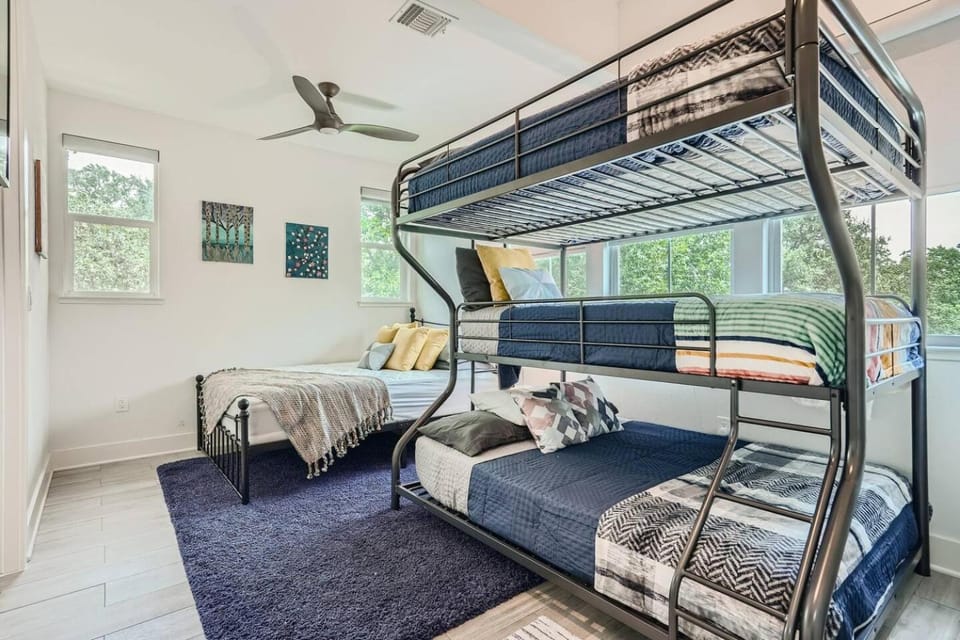 Central Austin Pet Friendly Compound w/Lap Pool House in Austin