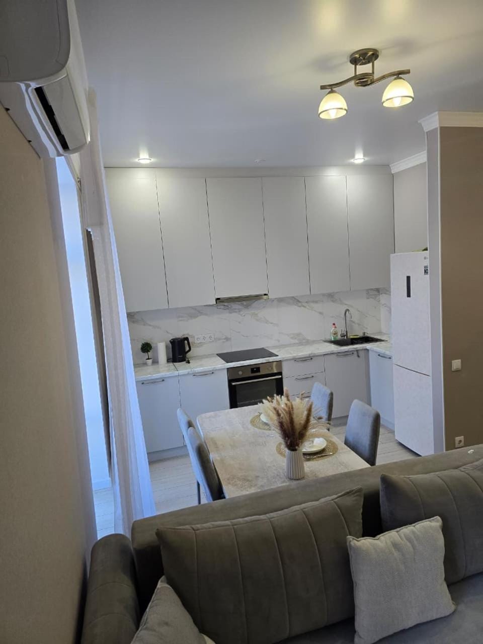 Day, Dining area, furniture