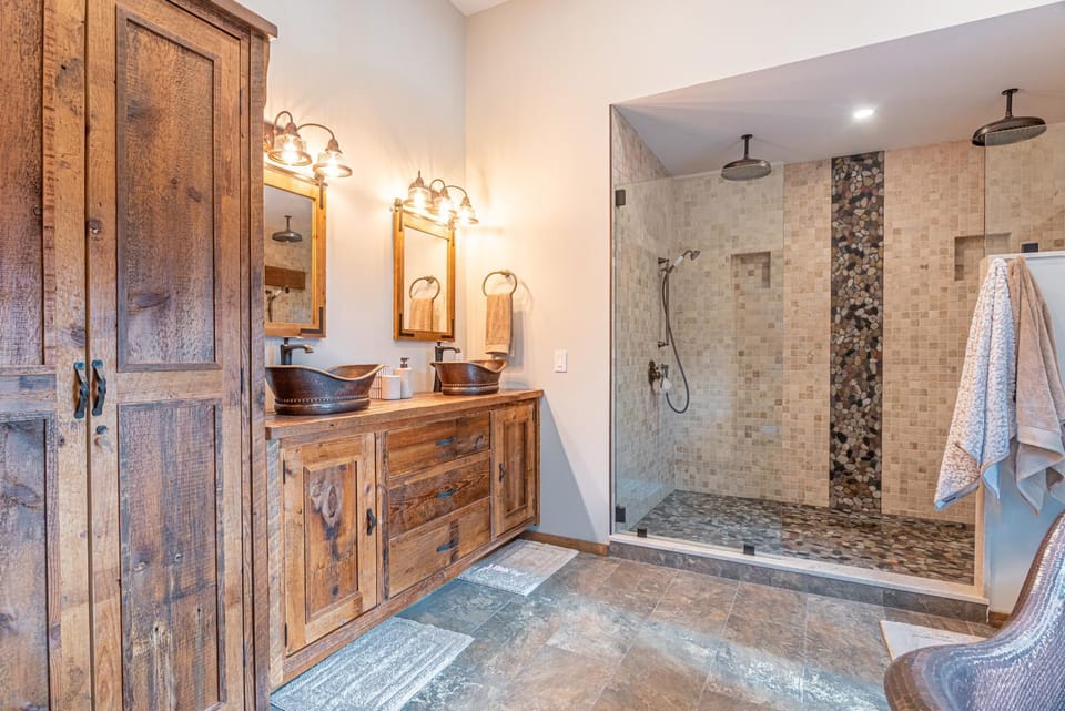 Modern Barn with Hot Tub, Game Room & Sleeps 14 House in High Falls