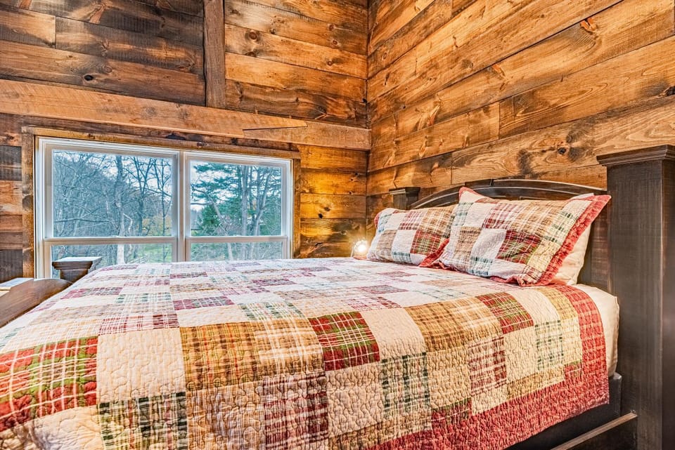 Modern Barn with Hot Tub, Game Room & Sleeps 14 House in High Falls