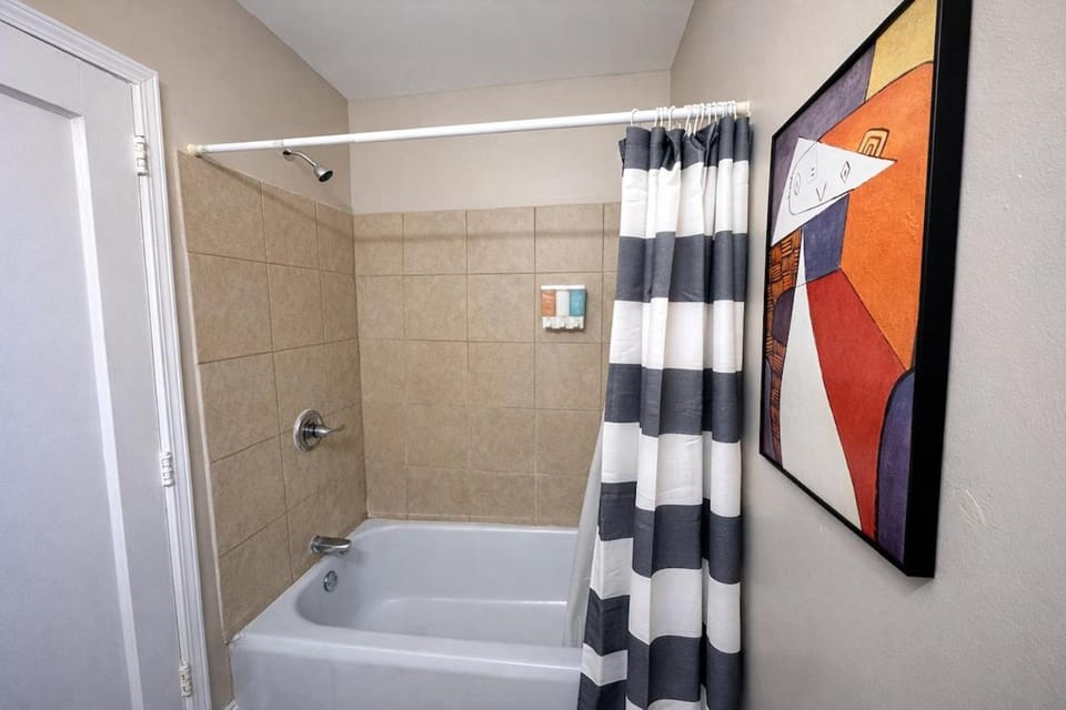 Birmingham 1BR Getaway Suite Near UAB with Parking Apartment in Birmingham