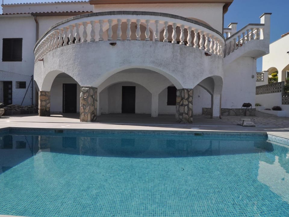 Casa Espaciosa con Gran Terraza y Piscina Privada en Zona Tranquila de L'Escala - HISP-7-4 Villa in L'Escala