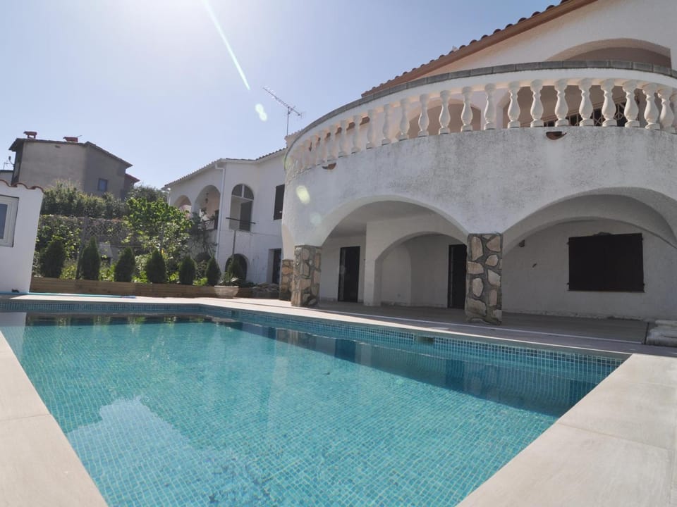 Casa Espaciosa con Gran Terraza y Piscina Privada en Zona Tranquila de L'Escala - HISP-7-4 Villa in L'Escala