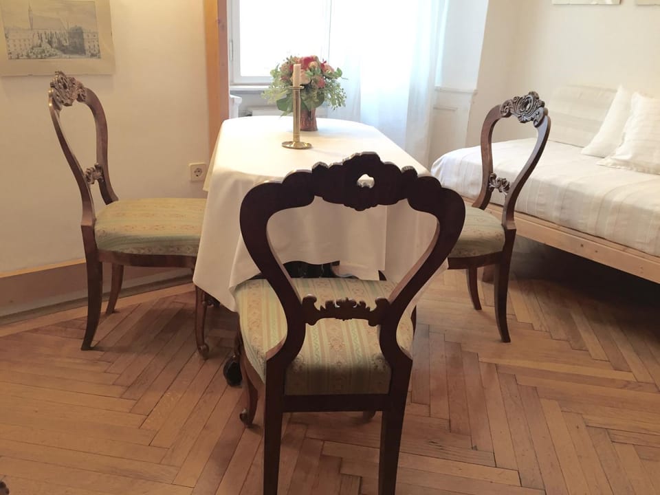 Seating area, Dining area