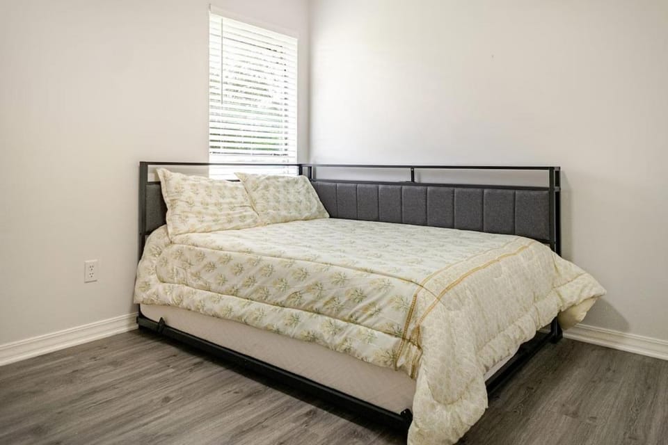 Bedroom, bunk bed