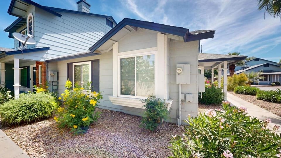 971 sf 2 Bedroom 2 Bath Townhouse 3 mi to Westgate Apartment in Glendale
