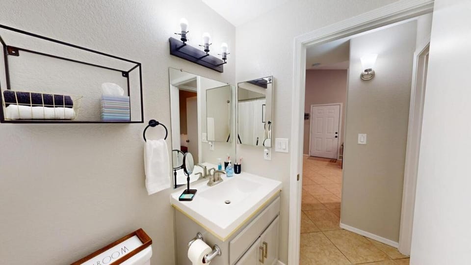 971 sf 2 Bedroom 2 Bath Townhouse 3 mi to Westgate Apartment in Glendale