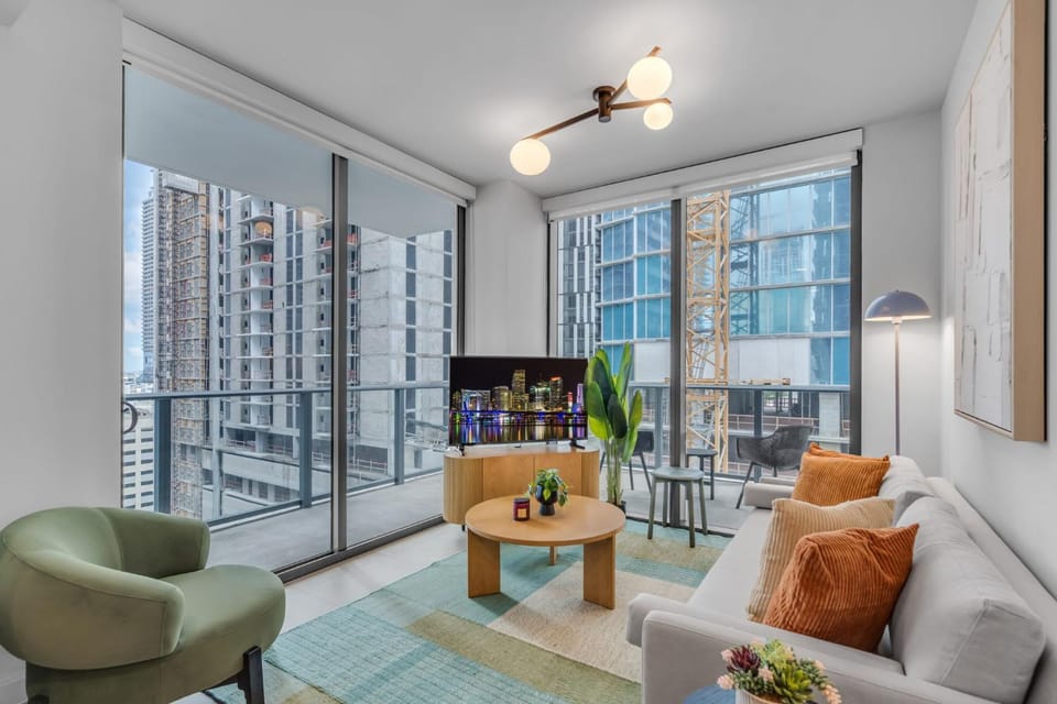 2BR Corner Suite MIA Wrap Balcony Rooftop Pool Apartment in Miami