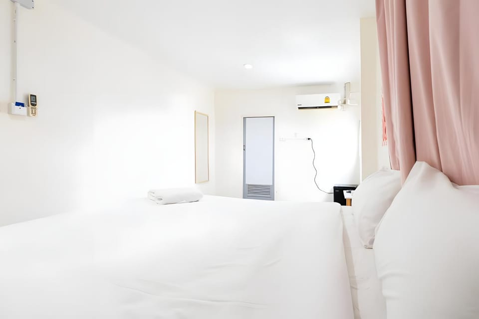 Bed, Photo of the whole room, Bedroom, towels, air conditioner