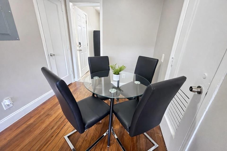 Downtown Birmingham Business 1BR Retreat with Wi-Fi and Free Parking Near UAB Apartment in Birmingham