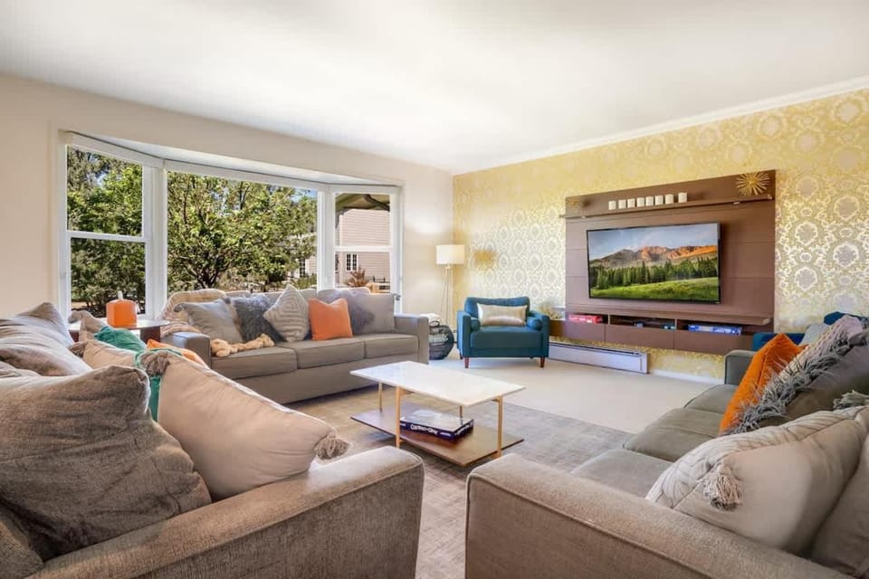 Mid-Century Mod - 7 BR Sleeps 22 - Hot Tub & Game Room House in Westminster