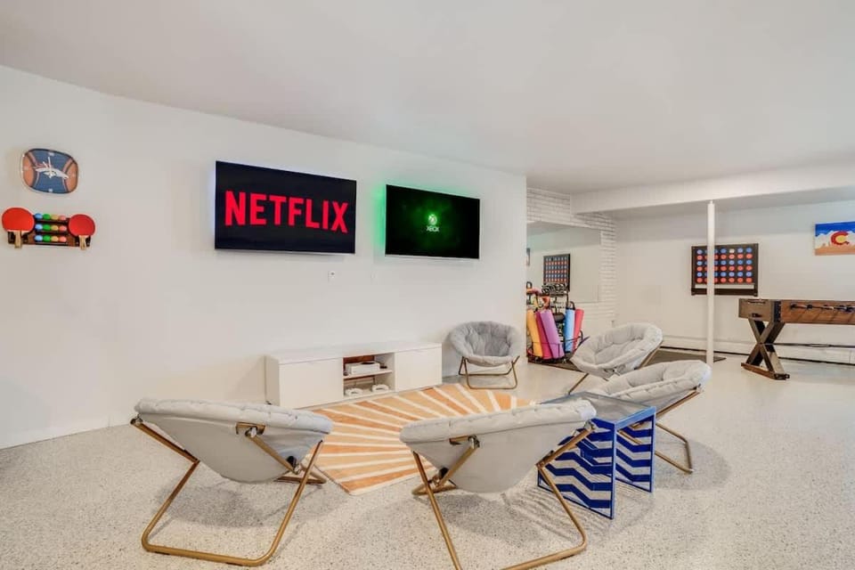 Mid-Century Mod - 7 BR Sleeps 22 - Hot Tub & Game Room House in Westminster