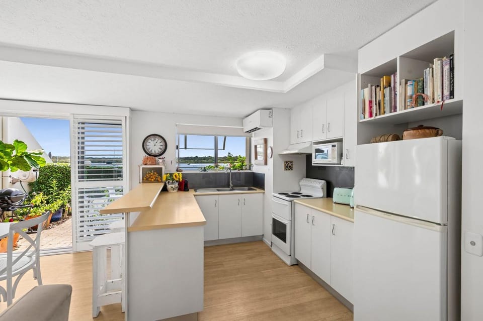Coffee/tea facilities, Kitchen or kitchenette, oven, stove, toaster