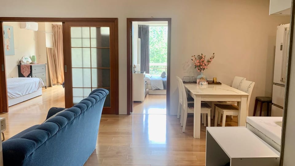 View (from property/room), Photo of the whole room, Decorative detail, Garden view, Street view, Family, furniture, air conditioner