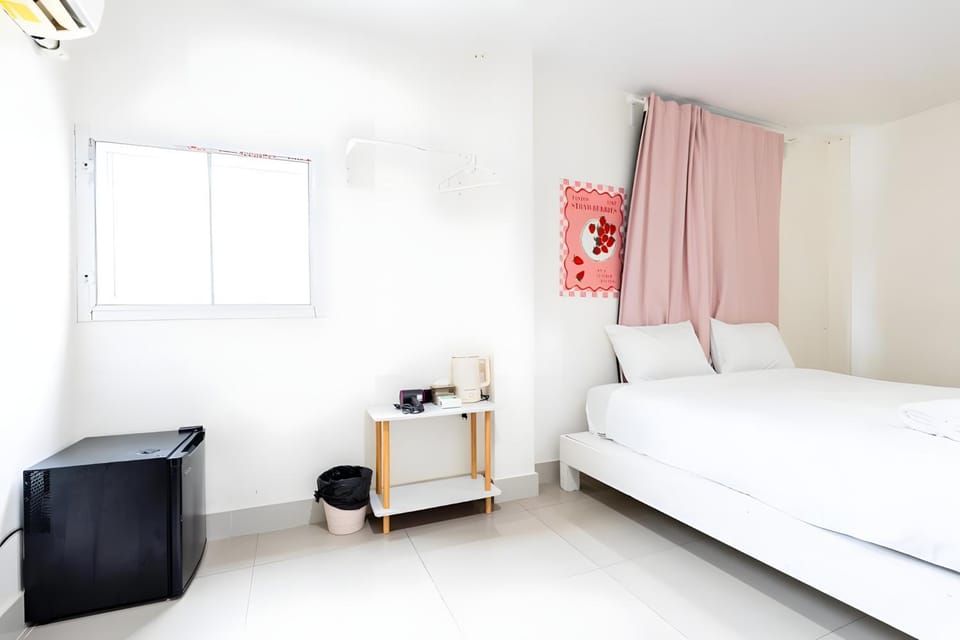 Bed, Photo of the whole room, Bedroom, air conditioner
