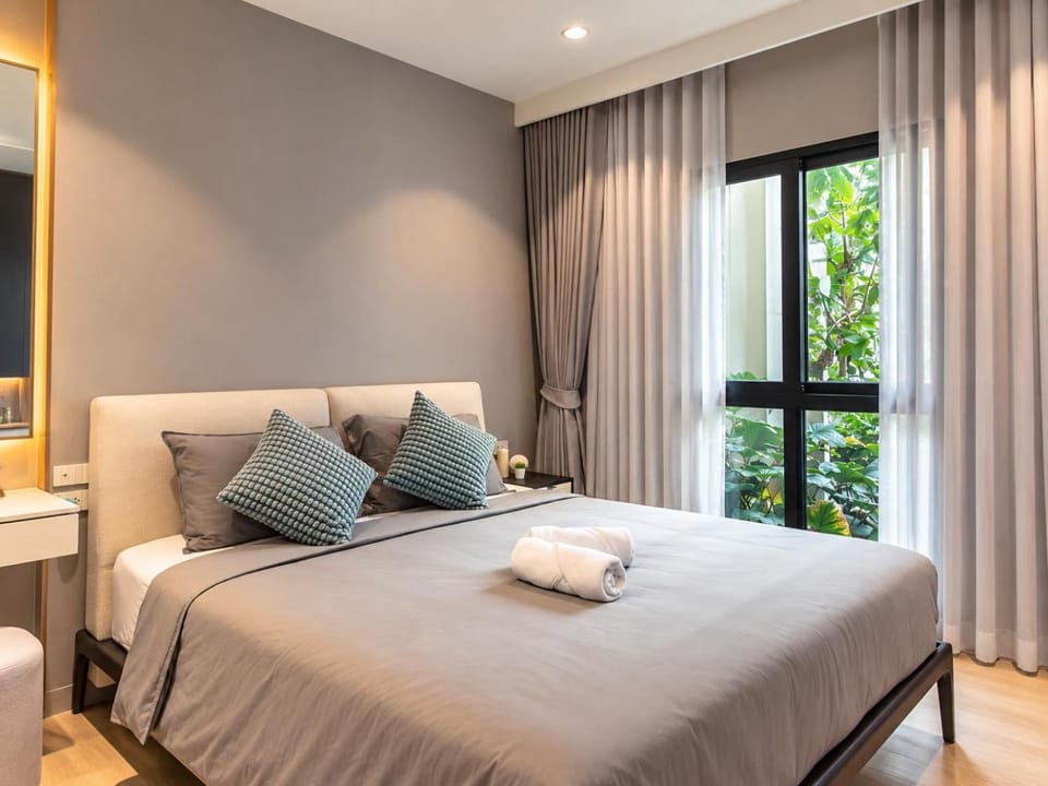 Bed, Bedroom, towels