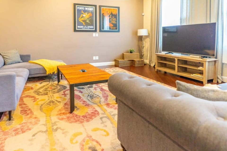 4BR-3halfBA Garage and Rooftop Deck ABODEbucks House in Saint Louis
