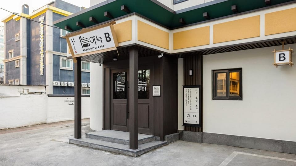 Facade/entrance