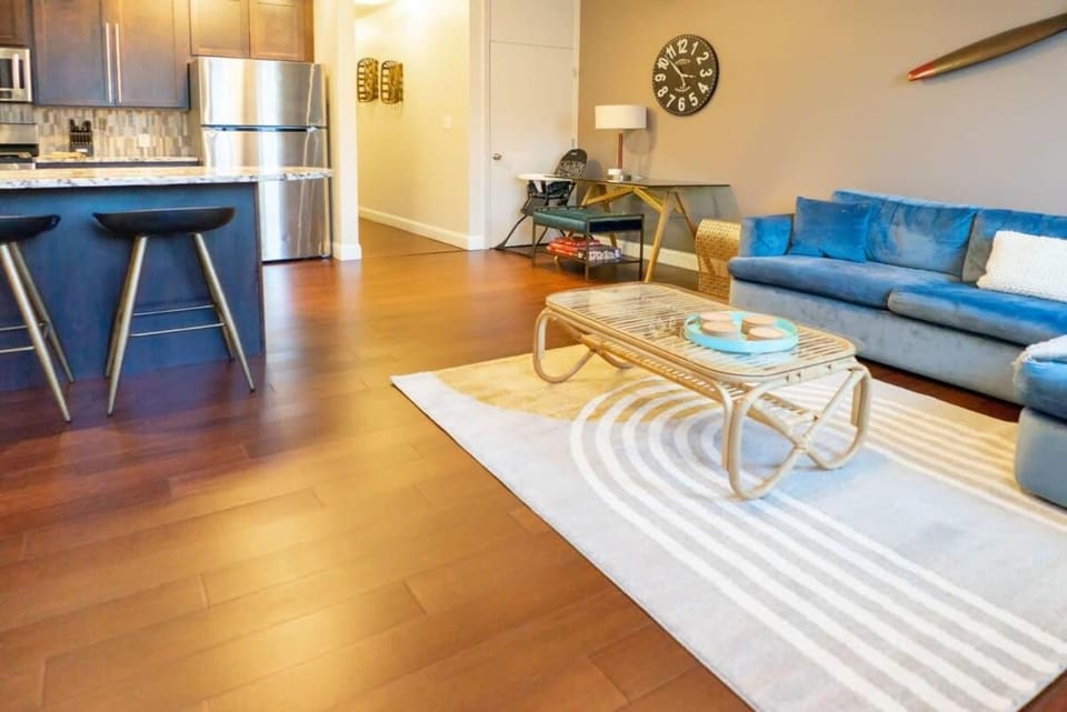 Modern 2BR Designer CWE Condo ABODEbucks House in Saint Louis