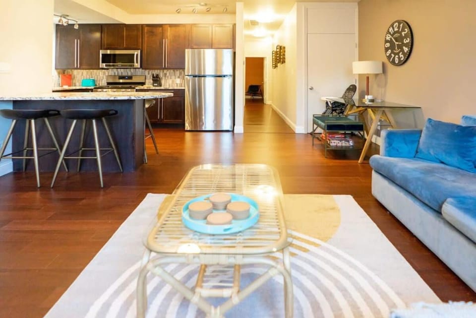 Modern 2BR Designer CWE Condo ABODEbucks House in Saint Louis