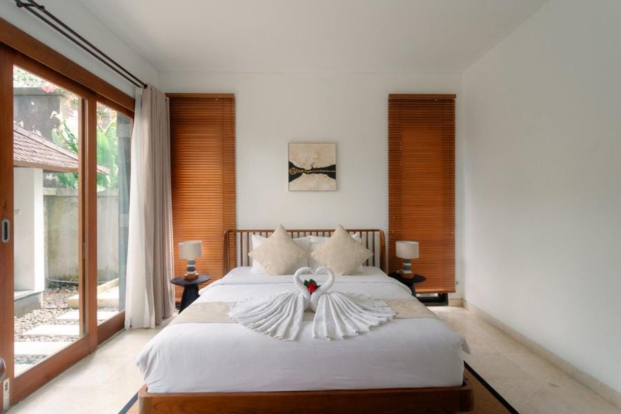 Bed, Photo of the whole room, Bedroom, towels