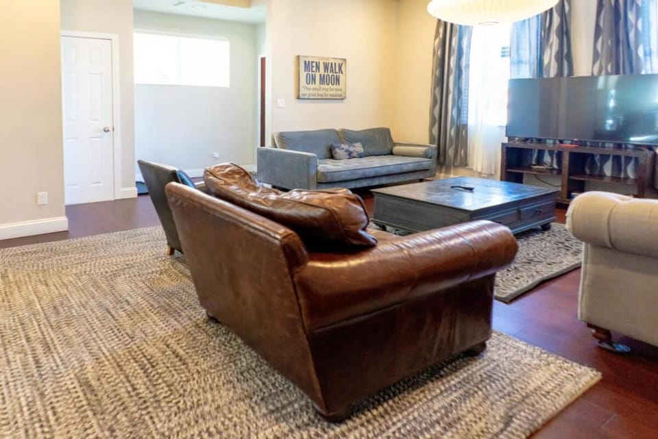 6BR-4BA 4-Floor Sleeping for 17 ABODEbucks House in Saint Louis
