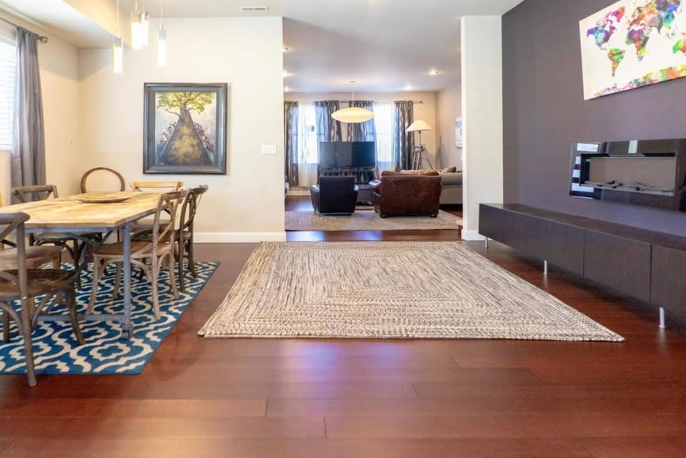 6BR-4BA 4-Floor Sleeping for 17 ABODEbucks House in Saint Louis