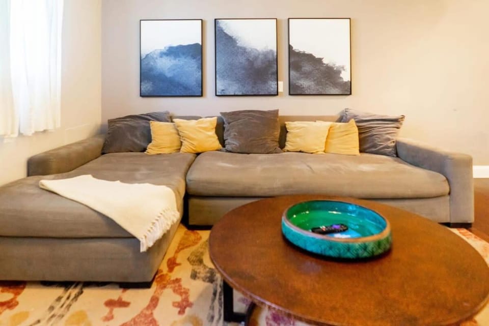 Vibrant CWE Escape Prime Location ABODEbucks Apartment in Saint Louis