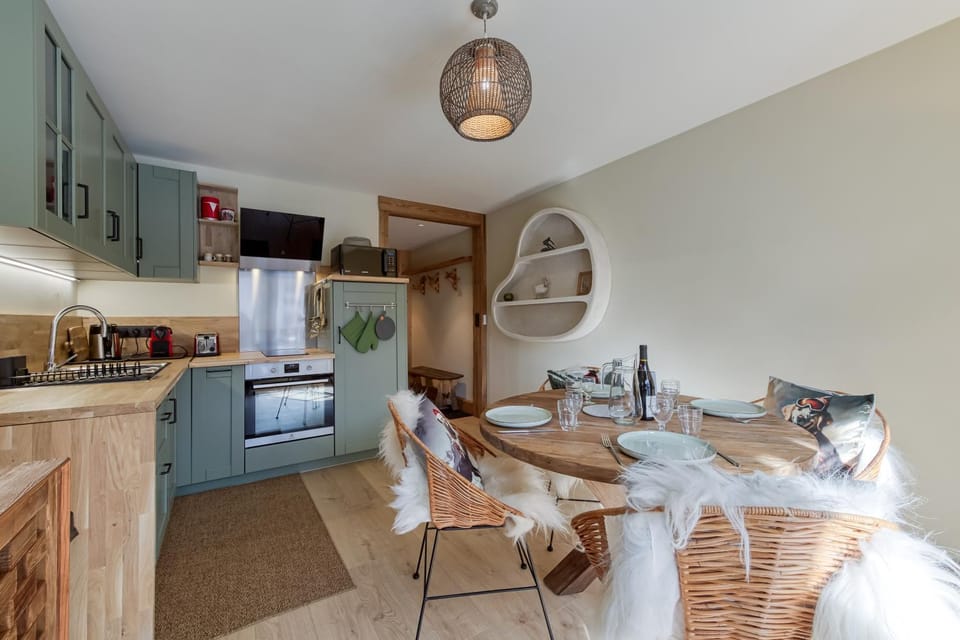 Kitchen or kitchenette, Dining area