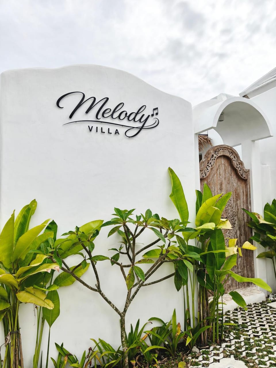 Property building, Facade/entrance, Property logo or sign, Garden