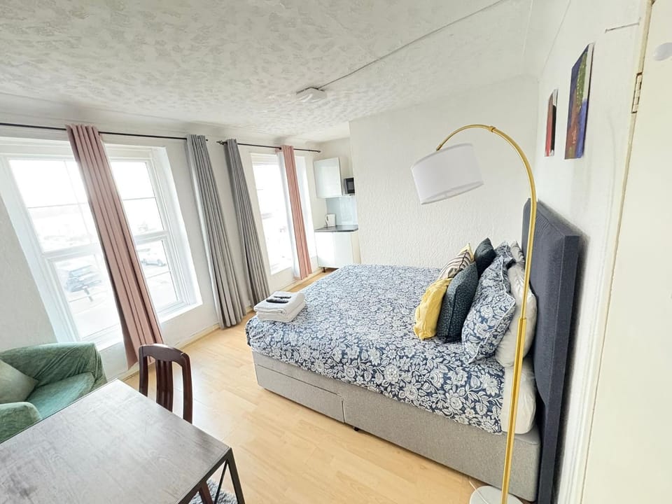 96 Ensuite Bedroom with Bathroom Bed and Breakfast in London