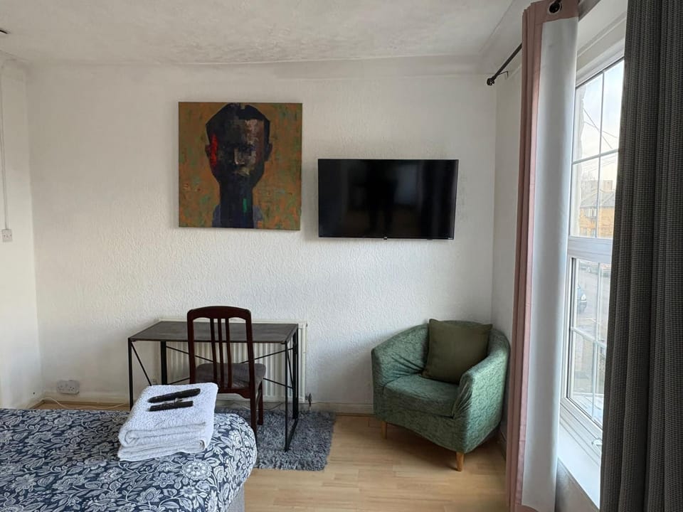 96 Ensuite Bedroom with Bathroom Bed and Breakfast in London