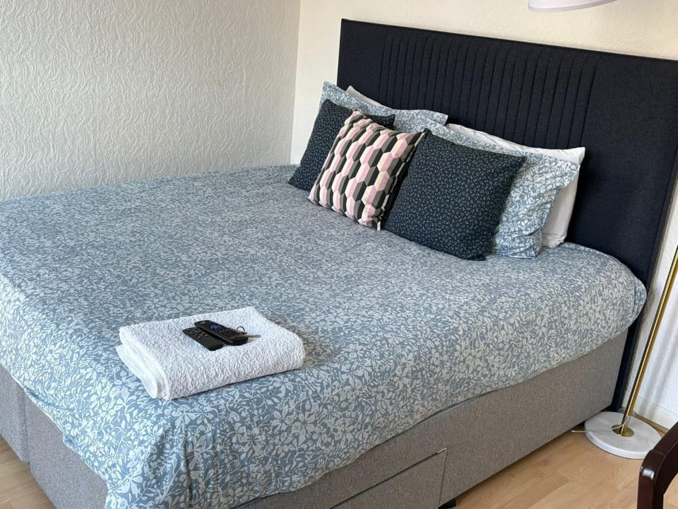 96 Ensuite Bedroom with Bathroom Bed and Breakfast in London