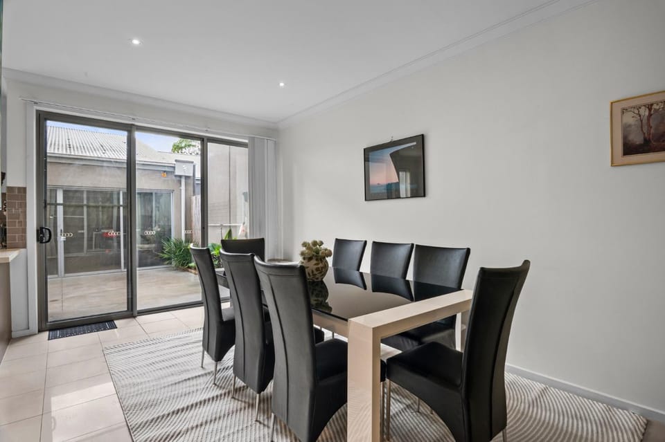 Spacious 3-Bed Townhouse in Coburg Apartment in Melbourne