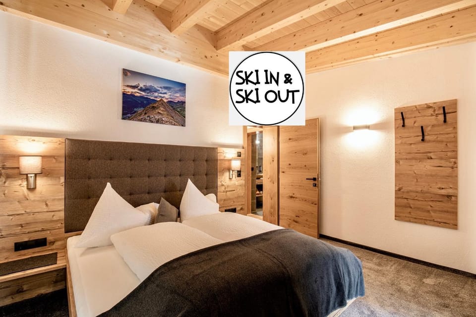 Bed, Photo of the whole room, Decorative detail, Bedroom