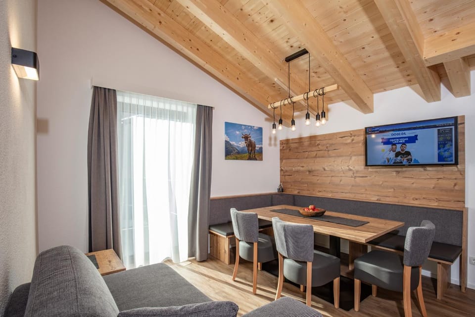 Decorative detail, Seating area, Dining area