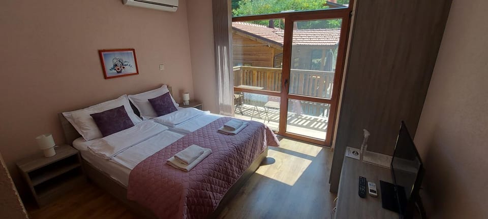 Bed, Bathroom, Balcony/Terrace, Photo of the whole room, Bedroom, Garden view, Mountain view, towels, wardrobe