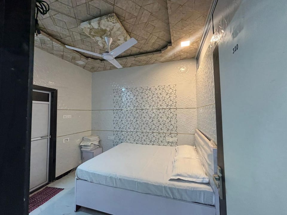 Hotel kingspalace and Dormitory Hotel in Gujarat