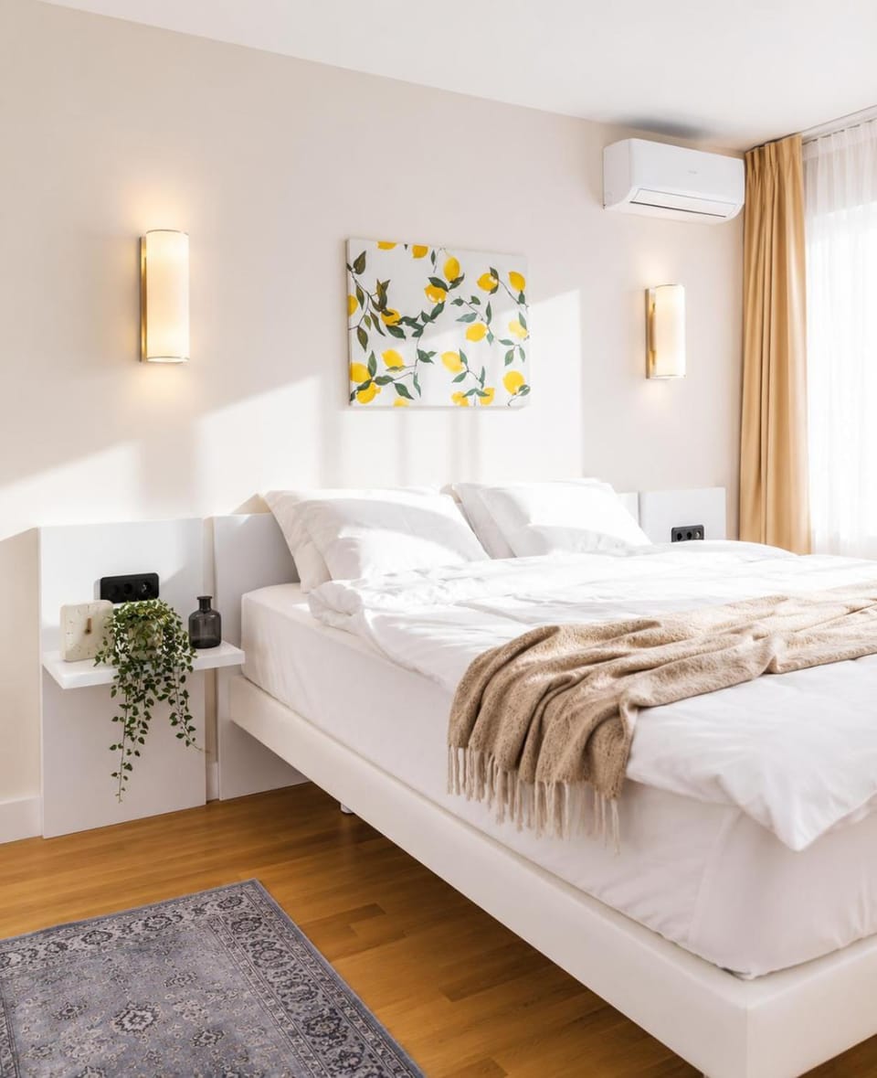 Bed, Photo of the whole room, Bedroom, towels