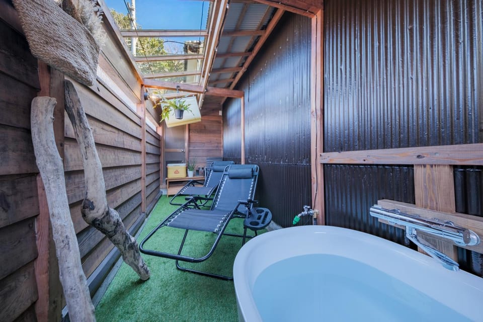 Shower, Day, Natural landscape, Hot Tub, Sauna, Bath, sunbed