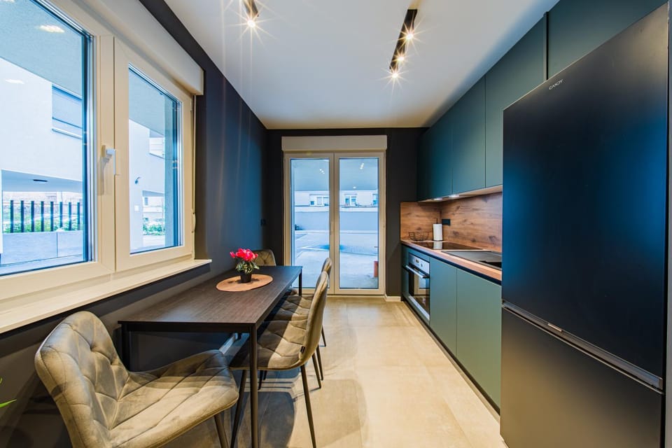 Kitchen or kitchenette, Dining area, oven, stove