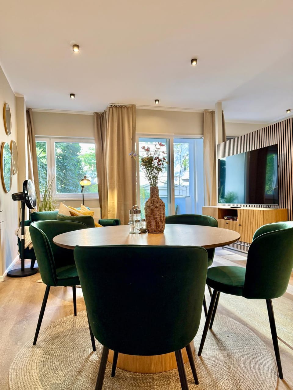 TV and multimedia, Living room, Seating area, Dining area