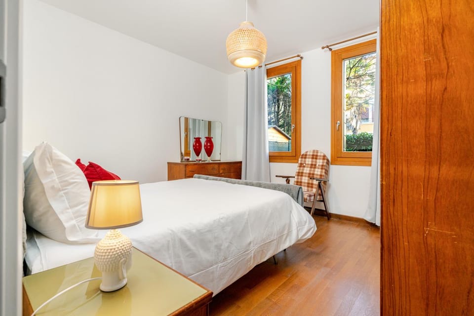 Bed, Day, View (from property/room), Photo of the whole room, Bedroom, Garden view, Garden view, Street view, wardrobe