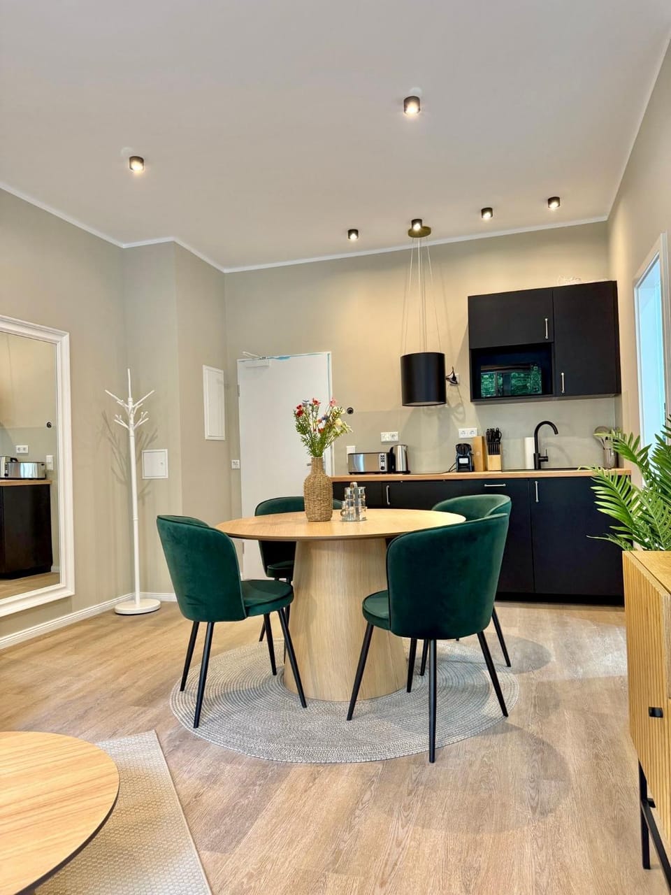 Coffee/tea facilities, Kitchen or kitchenette, Seating area, Dining area, stove