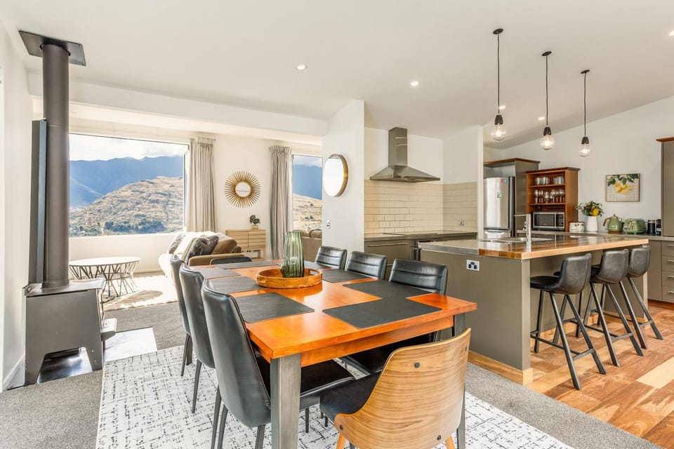 View (from property/room), Kitchen or kitchenette, Dining area