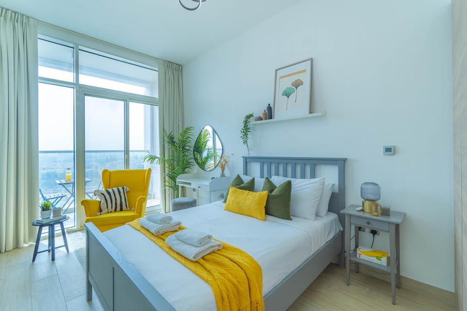 Bed, Living room, Photo of the whole room, Seating area, Bedroom