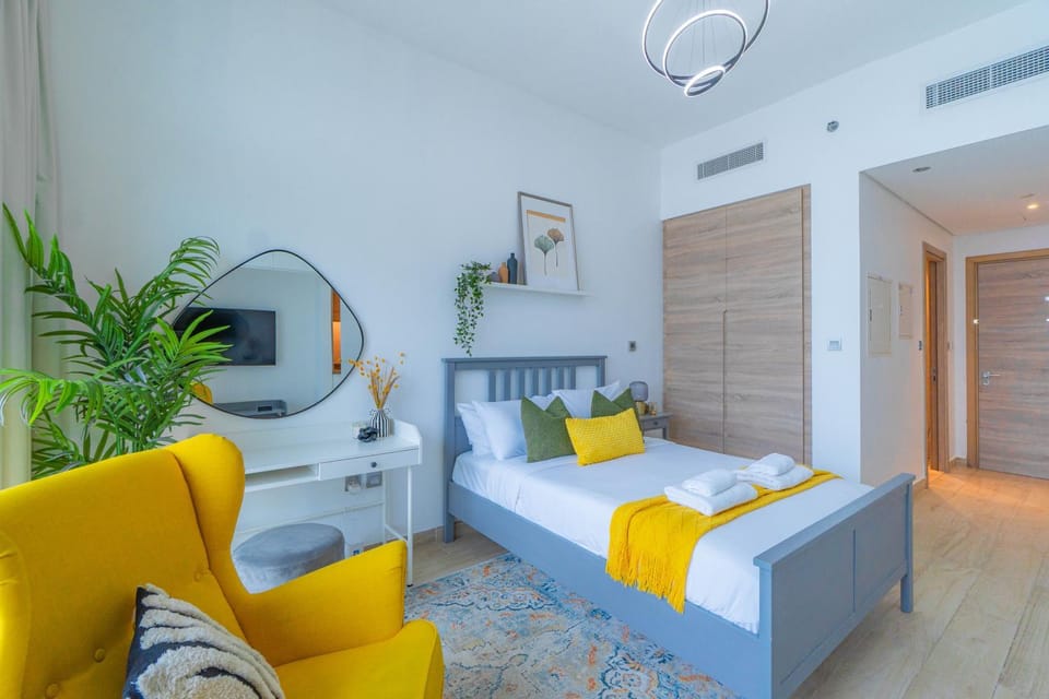 Bed, TV and multimedia, Living room, Photo of the whole room, Seating area, Bedroom, towels, wardrobe, air conditioner